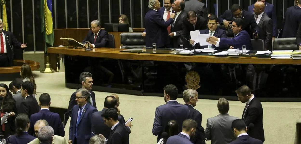 Bolsonaro sofre derrota e Congresso derruba veto sobre punição a fake news