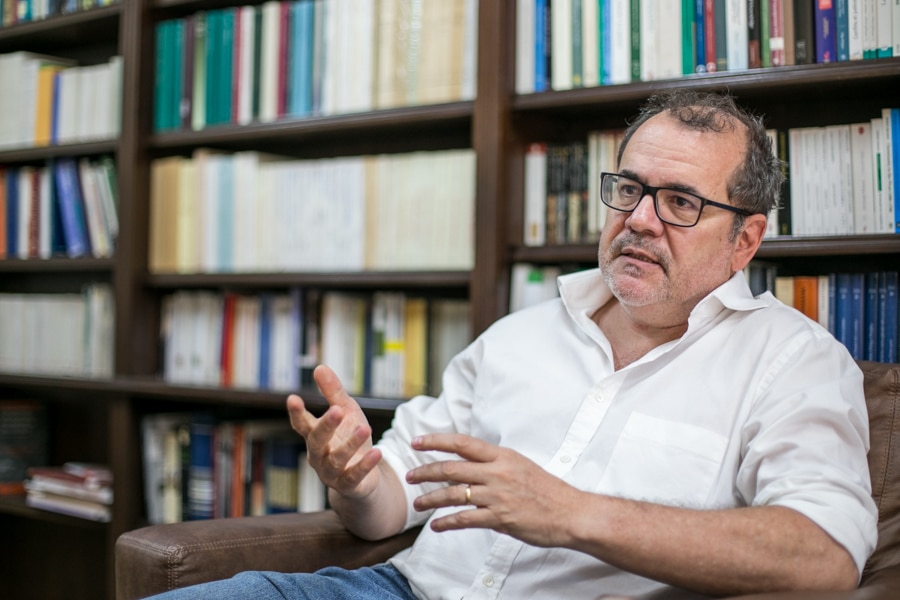 Das fake news à terra plana: pesquisador estuda ‘epidemia’ de ideias falsas que ameaçam o conhecimento e a democracia