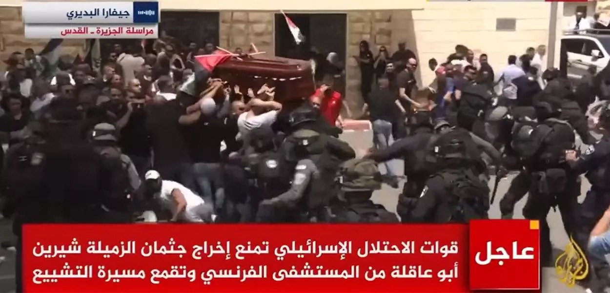 Forças israelenses atacam palestinos no funeral de jornalista da Al Jazeera (vídeo)