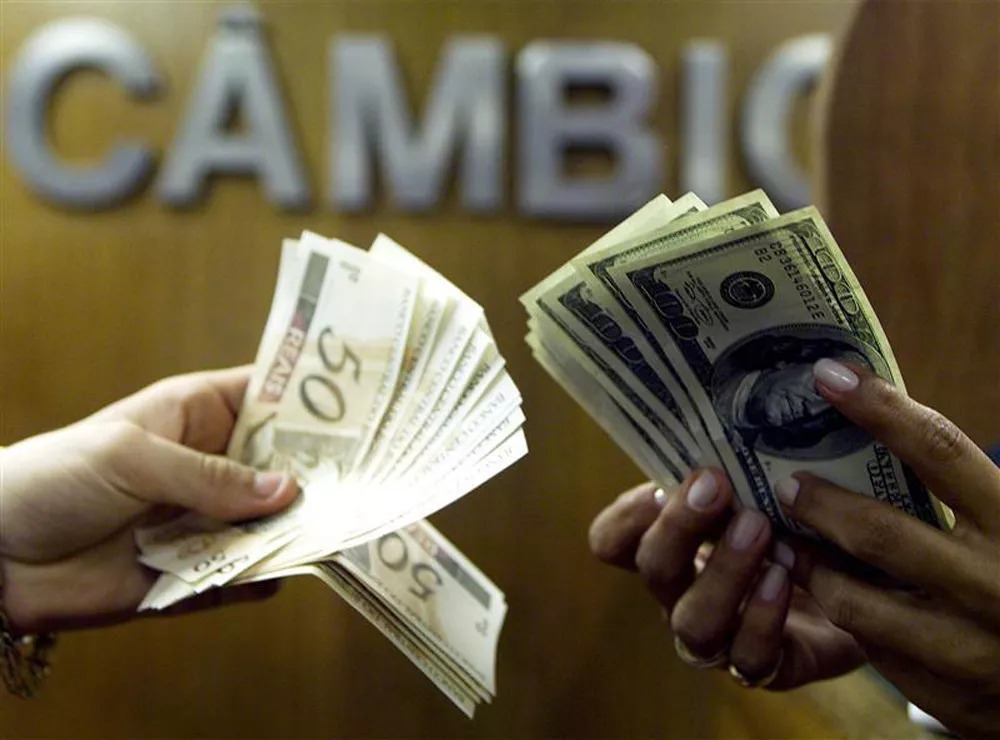 Mercado financeiro reage positivamente à aprovação da reforma tributária: dólar cai e bolsa registra alta