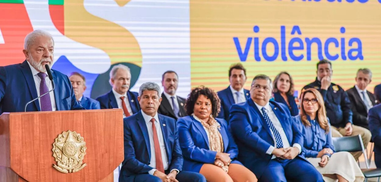Lula diz que Bolsonaro liberou armas para “agradar o crime organizado” e promete fechar “quase todos” os clubes de tiro