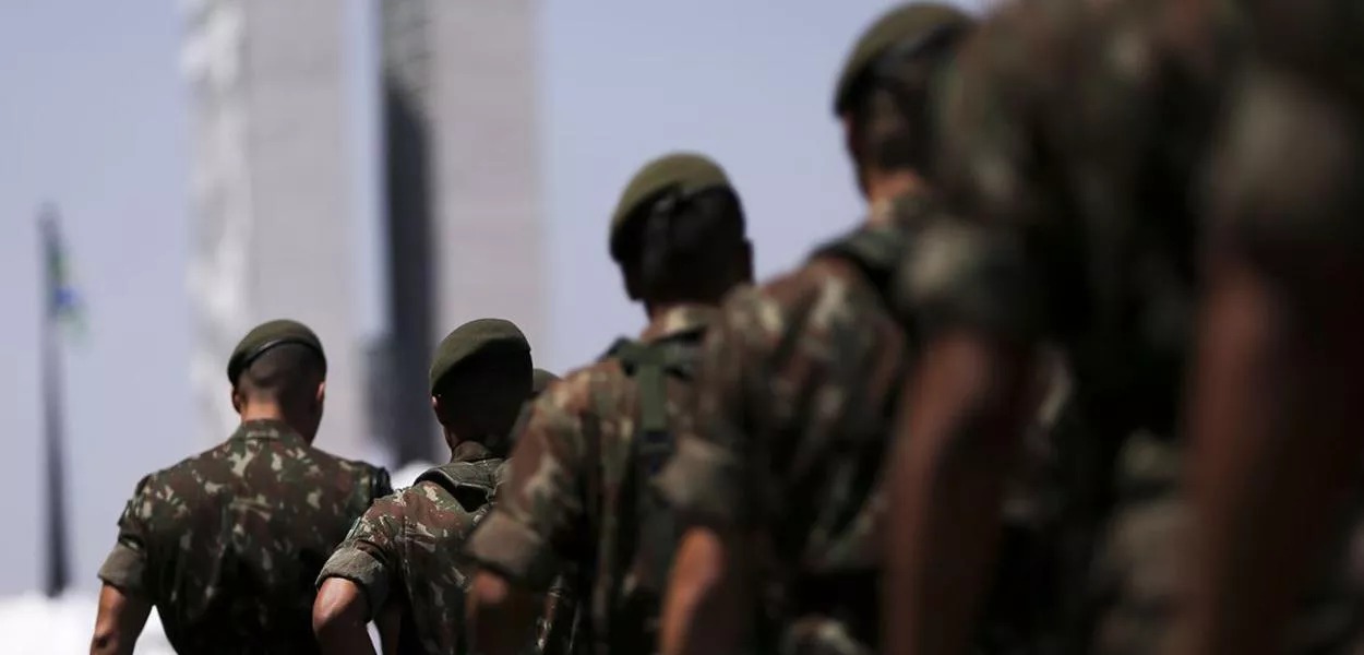 Governo espera votar em agosto projeto que veta entrada de militares na política