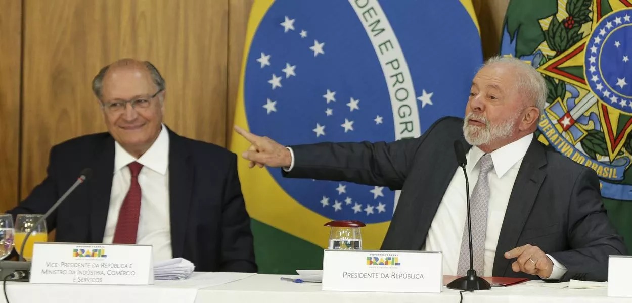 Presidente Lula avalia realocação ministerial para abrigar o Centrão na Esplanada