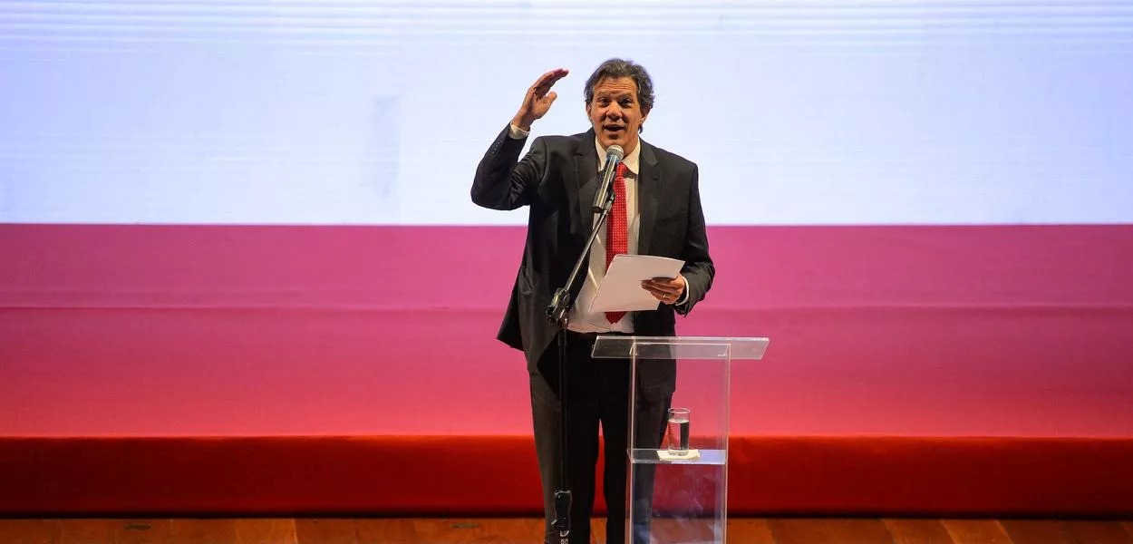 “Vivemos uma espécie de parlamentarismo sem primeiro-ministro”, diz Haddad
