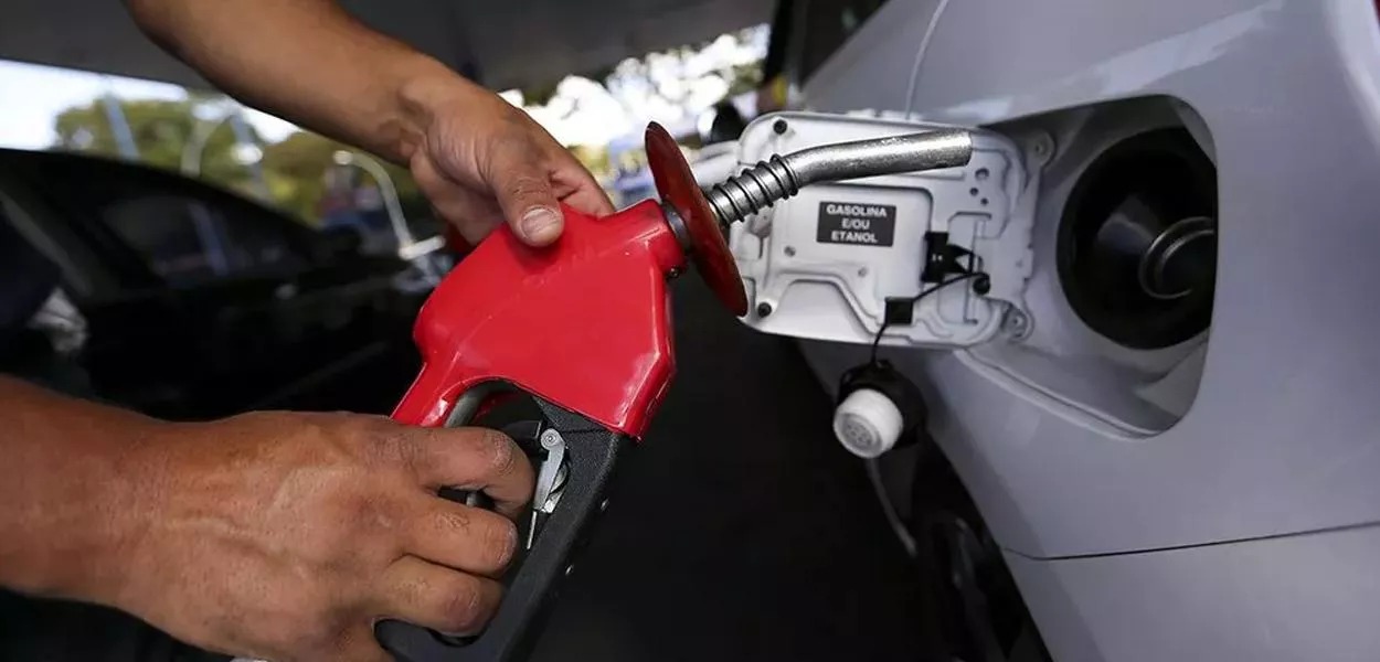 Com sete reajustes consecutivos, refinarias privadas vendem gasolina quase 12% acima do preço da Petrobrás