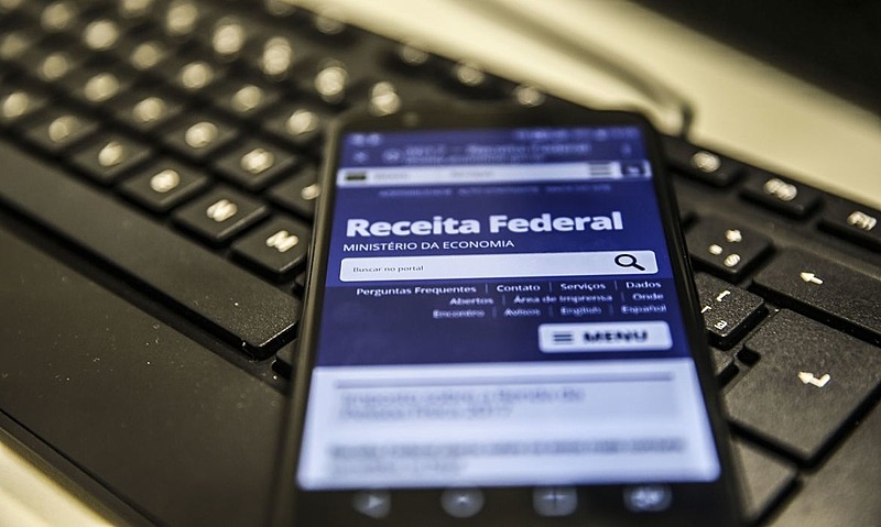 Lula assina MP para taxar fundos de super-ricos e sanciona lei de valorização do salário mínimo
