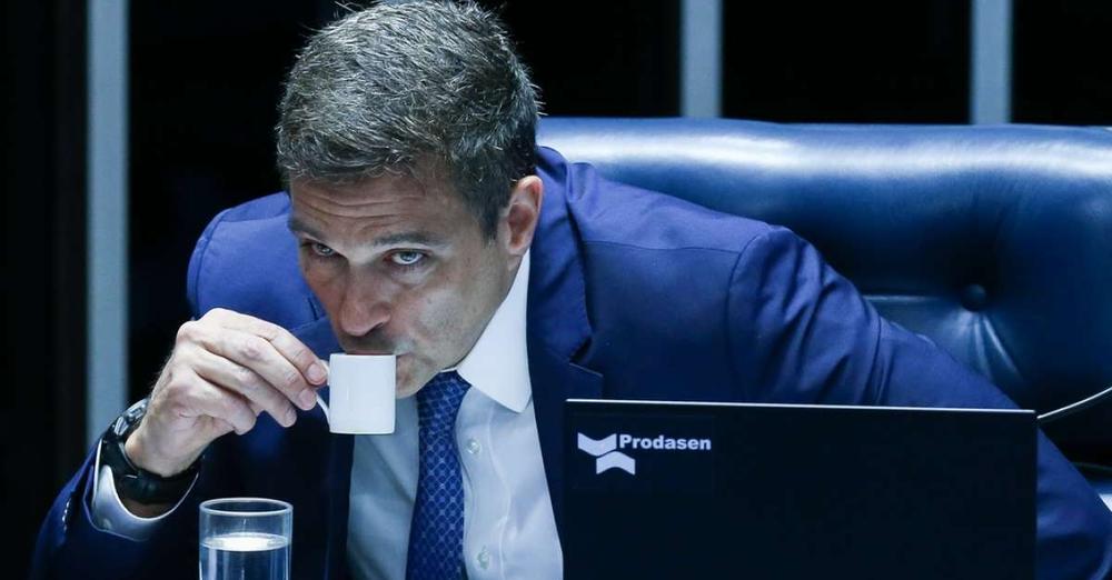 Dowbor: Desculpa pra juros altos é farsa que drena R$ 700 bilhões do Brasil ano a ano