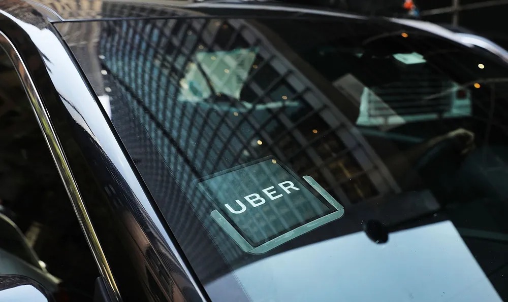 Juiz condena Uber a pagar R$ 1 bi por dano moral e determina registro de motoristas pela CLT