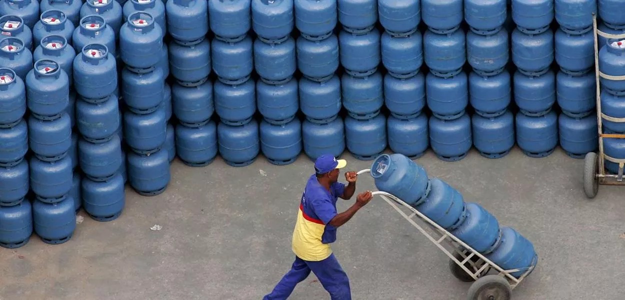 Refinaria privatizada sobe o preço e gás de cozinha amanhece mais caro na Bahia