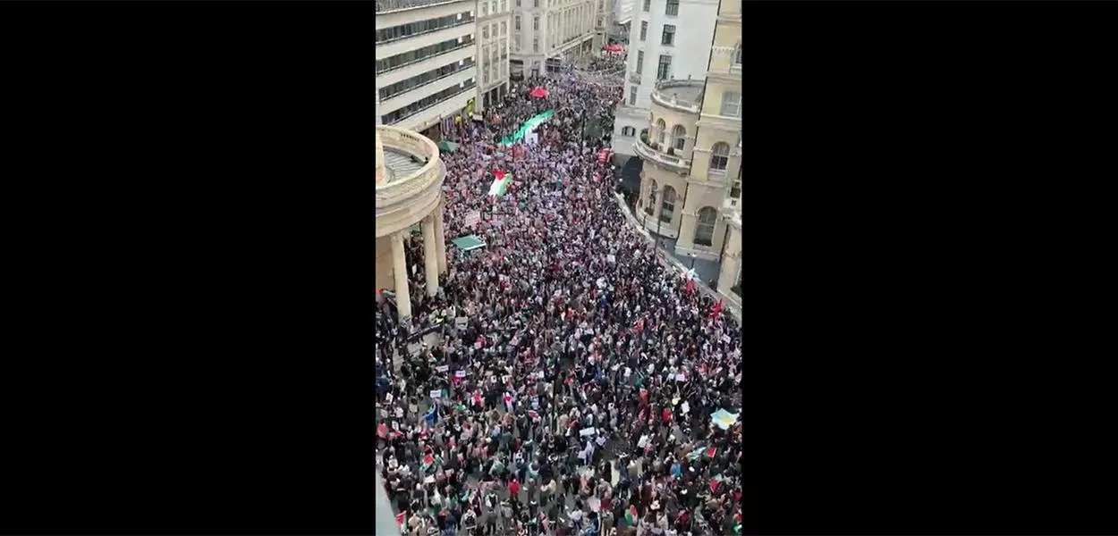 Multidão faz ato pela liberdade do povo palestino em Londres