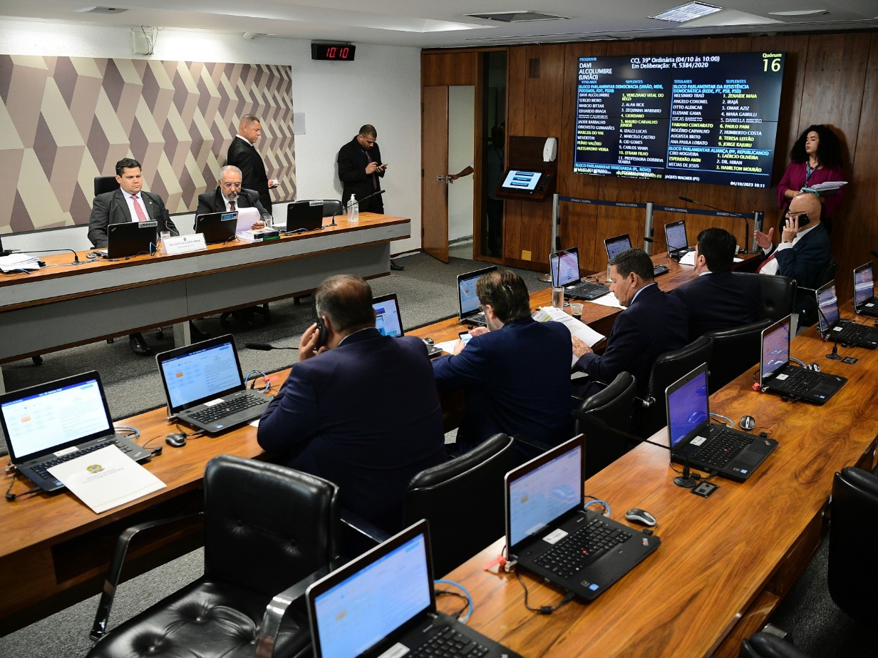 Em segundos, CCJ do Senado aprova PEC que limita decisão monocrática do STF