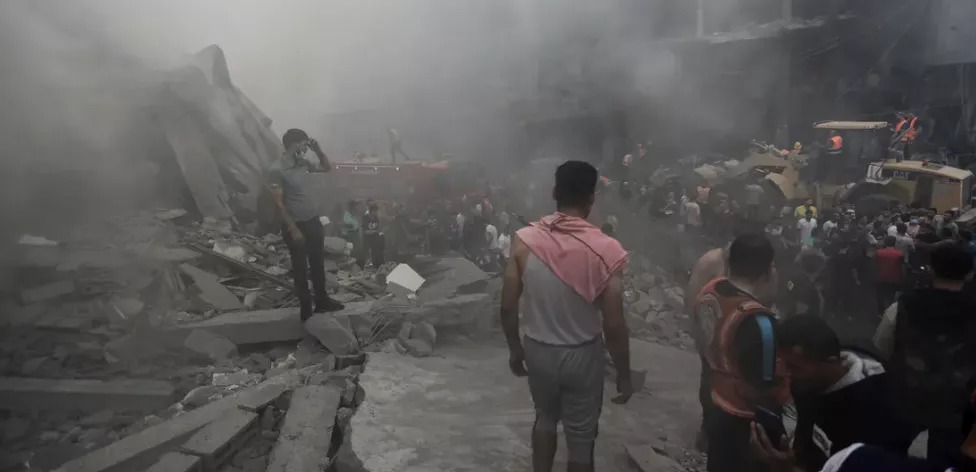 Palestinos relatam cheiro de morte, cirurgias sem anestesia e valas comuns após um mês de bombardeios de Israel contra Gaza