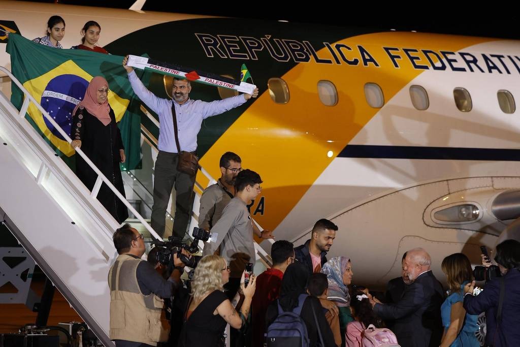 Lula recebe repatriados que estavam na Faixa de Gaza