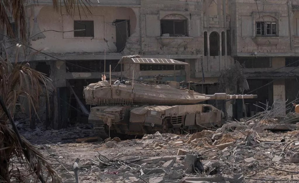 Sob cerco israelense, maior hospital de Gaza enterra 179 mortos em vala comum, sendo 7 bebês